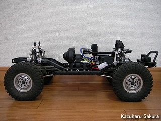 Axial(アキシャル)・SCX10・ジープ ラングラー G6 製作記 ～ SCX10 と ソウバック（SAWBACK） のシャーシ比較 ～ SCX10 の右側面